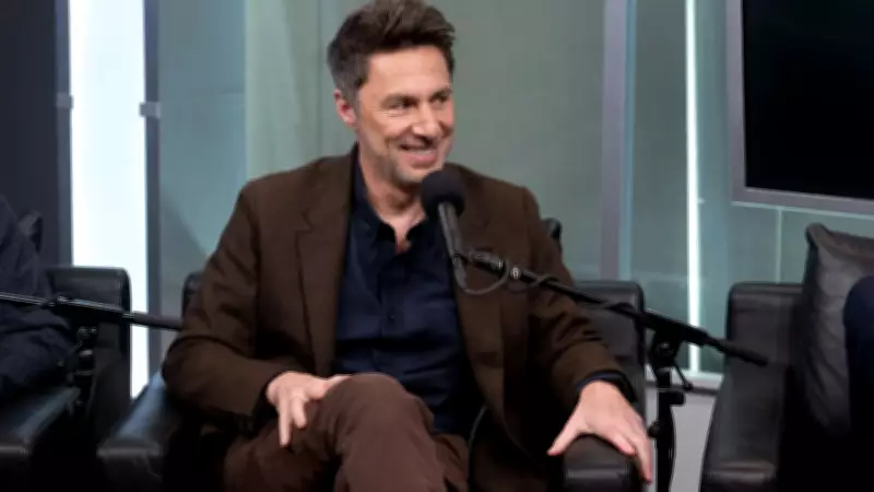 Zach Braff revela dependência alcoólica e luta contra síndrome do pânico em podcast