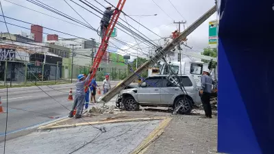 Acidente com Pajero derruba dois postes e causa caos na avenida Salgado Filho em Natal