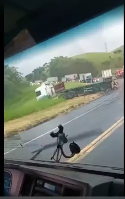 Acidente fatal entre caminhão e carreta na BR-393 em Três Rios deixa um morto e um ferido