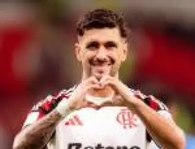 Arrascaeta vive momento inesquecível com filho no Maracanã e emociona nas redes sociais