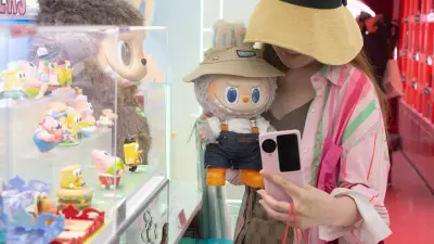 Bonecos Labubu ganharão filme dirigido por Paul King, diretor de 'Wonka' e 'Paddington'