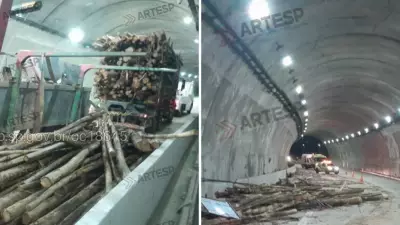 Caminhão bitrem carregado de madeira tomba e interdita parcialmente rodovia em Jacareí