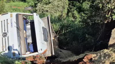 Caminhão desgovernado cai em ribanceira após falha mecânica em subida no interior de SP
