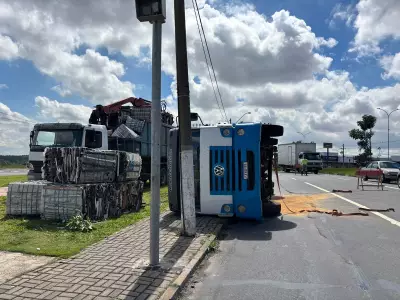 Caminhão tomba após pneu estourar e bloqueia duas faixas em avenida de Campinas