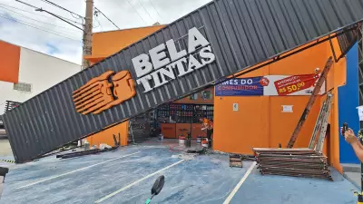 Carro desgovernado destrói fachada de loja de tintas em Mogi das Cruzes