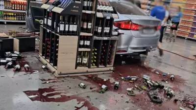 Carro invade supermercado e derruba prateleira de vinhos em Campo Bom