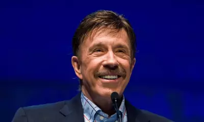 Chuck Norris, lenda do cinema de ação e ícone dos memes, morre aos 86 anos