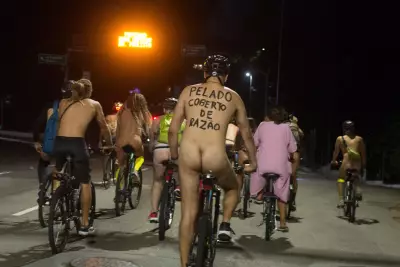 Ciclistas nus protestam por segurança na Avenida Paulista durante Pedalada Pelada