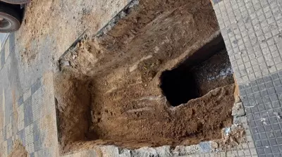 Cratera se abre em calçadão da Avenida do CPA em Cuiabá e coloca pedestres em risco