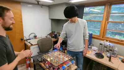 Criador americano lança tabuleiro de xadrez que dá choques em jogadores que erram