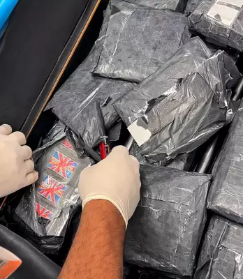 Estudante é presa pela PF com 10 kg de haxixe escondido em fundo falso de mala em Florianópolis