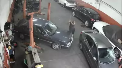 Ex-funcionário atropela dono de oficina e destrói carros com barra de ferro em Belo Horizonte