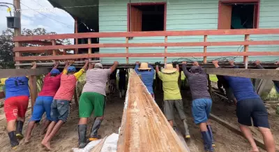 Fenômeno 'terras caídas' avança no Amazonas e moradores deslocam casas para sobreviver