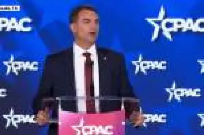 Flávio Bolsonaro ataca Lula na CPAC e compara pai a Trump em discurso nos EUA