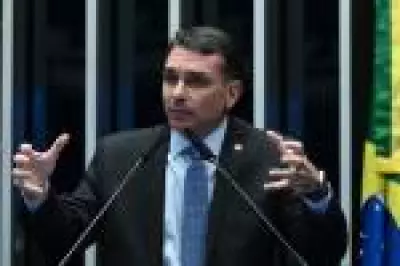 Flávio Bolsonaro pede prisão domiciliar humanitária para o pai em reunião com Alexandre de Moraes