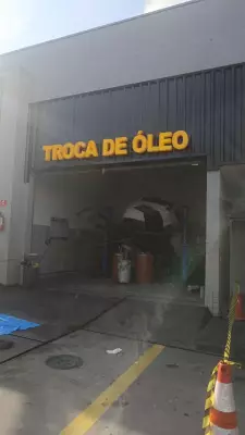 Frentista de 32 anos morre esmagado por carro após falha em elevador de posto em Itaquaquecetuba