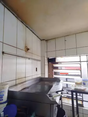 Hamburgueria em Juiz de Fora é interditada após fiscalização encontrar irregularidades sanitárias