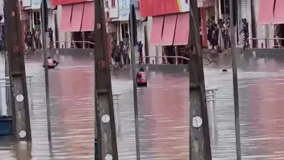Homem mergulha em rua alagada após chuvas intensas no Piauí; Defesa Civil emite alerta