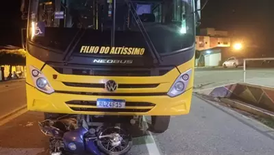 Idoso de 74 anos fica gravemente ferido em acidente entre moto e ônibus escolar na BR-230