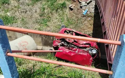 Idoso de 79 anos morre após carro cair em córrego em Alpinópolis, Minas Gerais