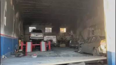 Incêndio de grandes proporções destrói oficina mecânica em Pelotas; proprietário é resgatado