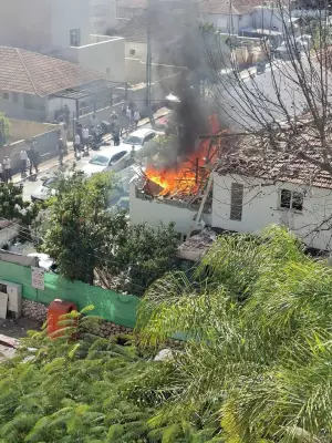 Irã e Hezbollah lançam ataques aéreos contra Israel; casa incendiada em Rehovot