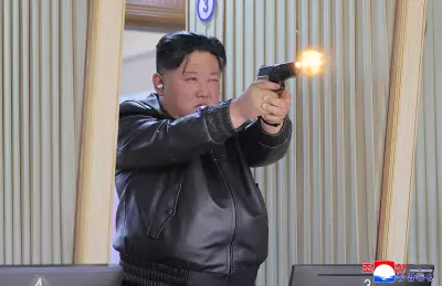 Kim Jong-un testa pistolas em fábrica de munições com filha adolescente em Pyongyang