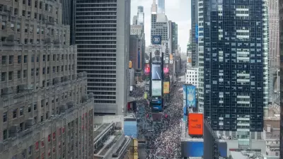 Manifestantes em Nova Iorque Marcham Contra Trump em Protestos 'No Kings'