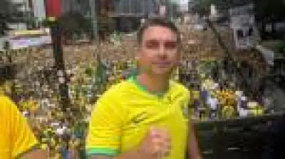 Manifestação na Paulista com 20 mil revela nova estratégia moderada de Flávio Bolsonaro