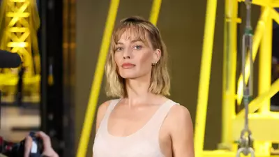 Margot Robbie Surge com Novo Visual em Paris e Revela Episódios Curiosos da Carreira
