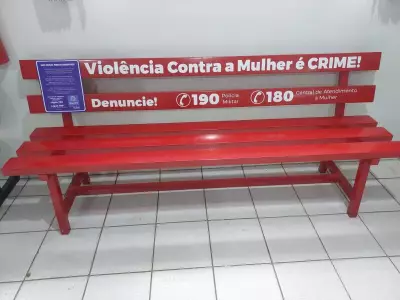 Marília instala Bancos Vermelhos em pontos estratégicos para combater violência contra mulheres