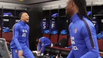 Mbappé brilha fora de campo com dança e basquete após vitória da França sobre Colômbia