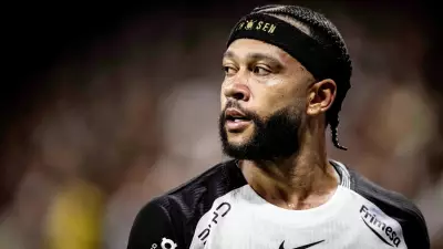 Memphis Depay usa celular no banco do Corinthians e pode ser punido pela CBF