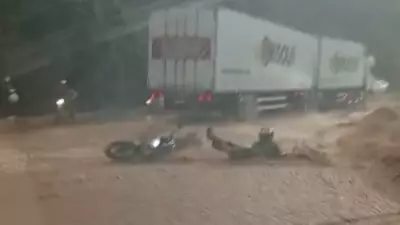 Motoqueiro é arrastado por enxurrada durante fortes chuvas no Espírito Santo