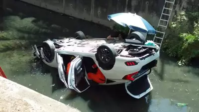 Motorista fica presa às ferragens após carro cair em canal no Recife