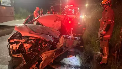 Motorista morre após colidir carro contra ônibus em Juiz de Fora