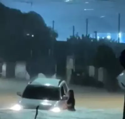 Mulher se joga de carro durante enxurrada em Santarém em ato de sobrevivência