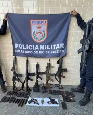 Operação da PM apreende fuzis e granada após confronto em Niterói, com sete presos e um morto