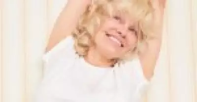 Pamela Anderson se posiciona contra a IA em campanha por beleza real e autenticidade