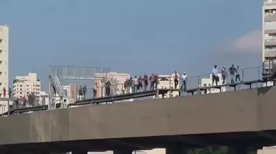 Passageiros desembarcam e caminham em trilho elevado do monotrilho em São Paulo