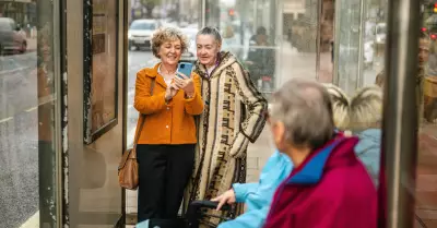 Pesquisa britânica revela preconceito etário: após os 50, moda e emprego são vistos como inadequados