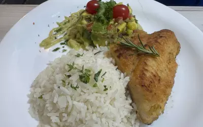 Receita de Peixe Grelhado com Salada de Abacate: Opção Barata e Saudável para a Quaresma