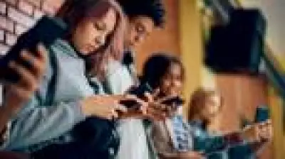 Relatório Mundial da Felicidade alerta: excesso de redes sociais prejudica adolescentes