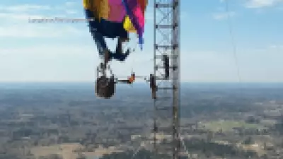 Resgate dramático: duas pessoas salvas após balão de ar quente ficar preso em torre nos EUA