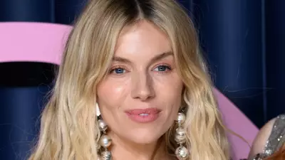 Sienna Miller anuncia terceira gravidez aos 44 anos e fala sobre maternidade tardia