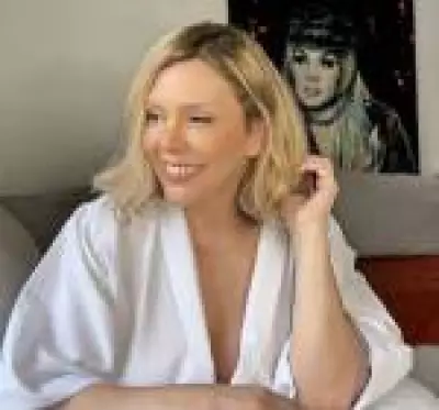 Simony celebra remissão total do câncer após intenso tratamento