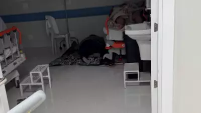 Superlotação no HC-UFU: Pacientes em Macas nos Corredores e Acompanhantes Dormem no Chão