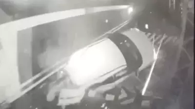 Trem atropela carro preso nos trilhos em Taiwan; motorista foge antes do impacto