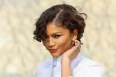 Zendaya causa alvoroço na Paris Fashion Week com vestido branco e aliança