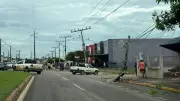 Acidente com caminhonete derruba poste e afeta rede elétrica em Sorriso (MT)